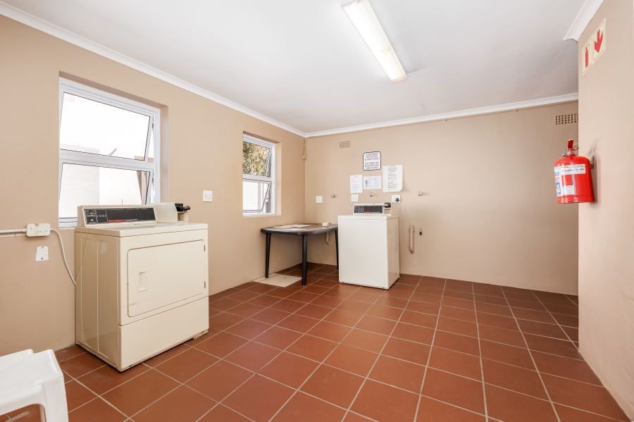 1 Bedroom Property for Sale in Uitzicht Western Cape